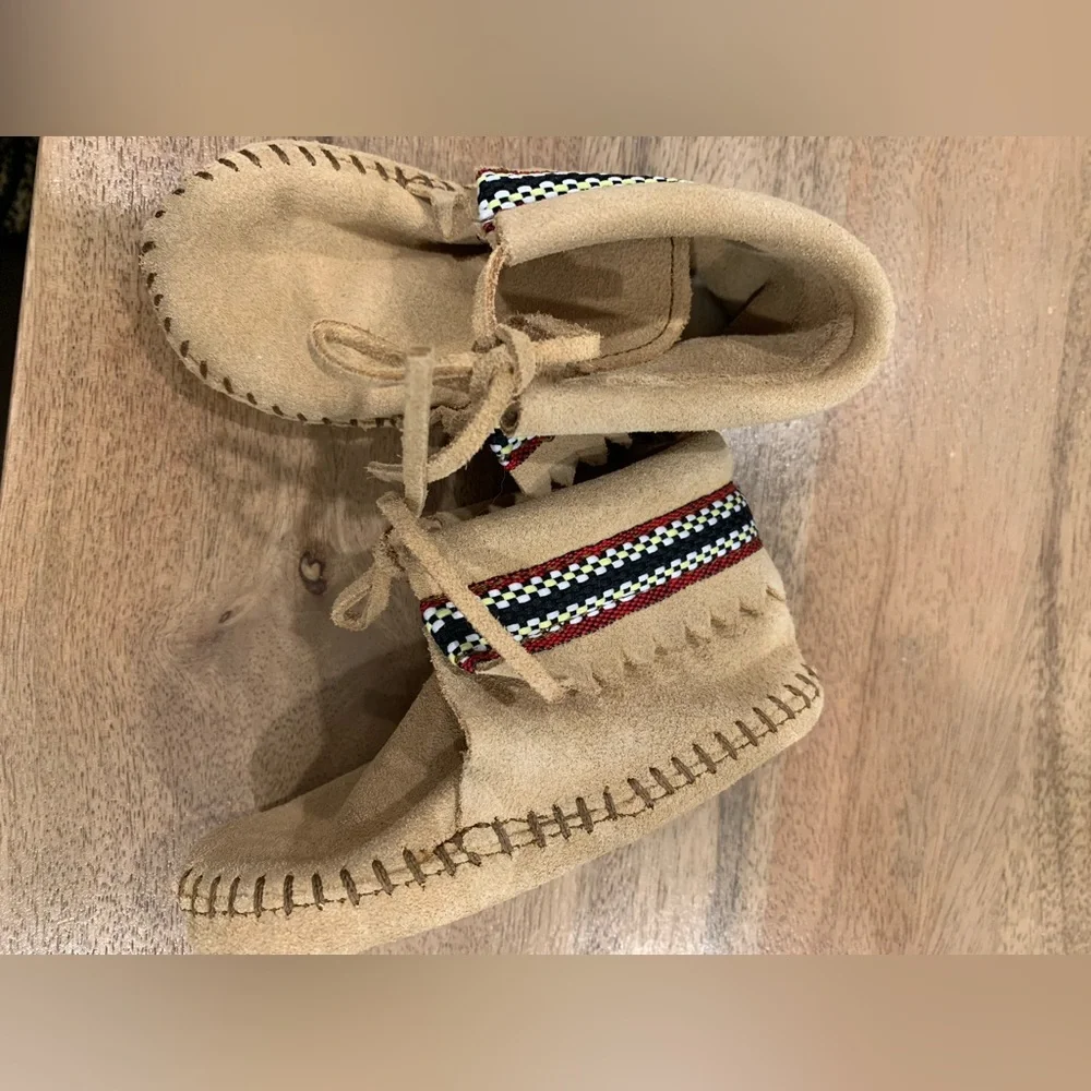 Mint Baby Minnetonka suede moccasin stitch details size 5 boho casual minimalist